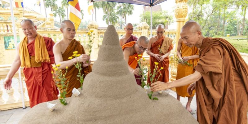 Ngày thứ hai - Lễ “dâng cơm” và “đắp núi cát” tại chùa 